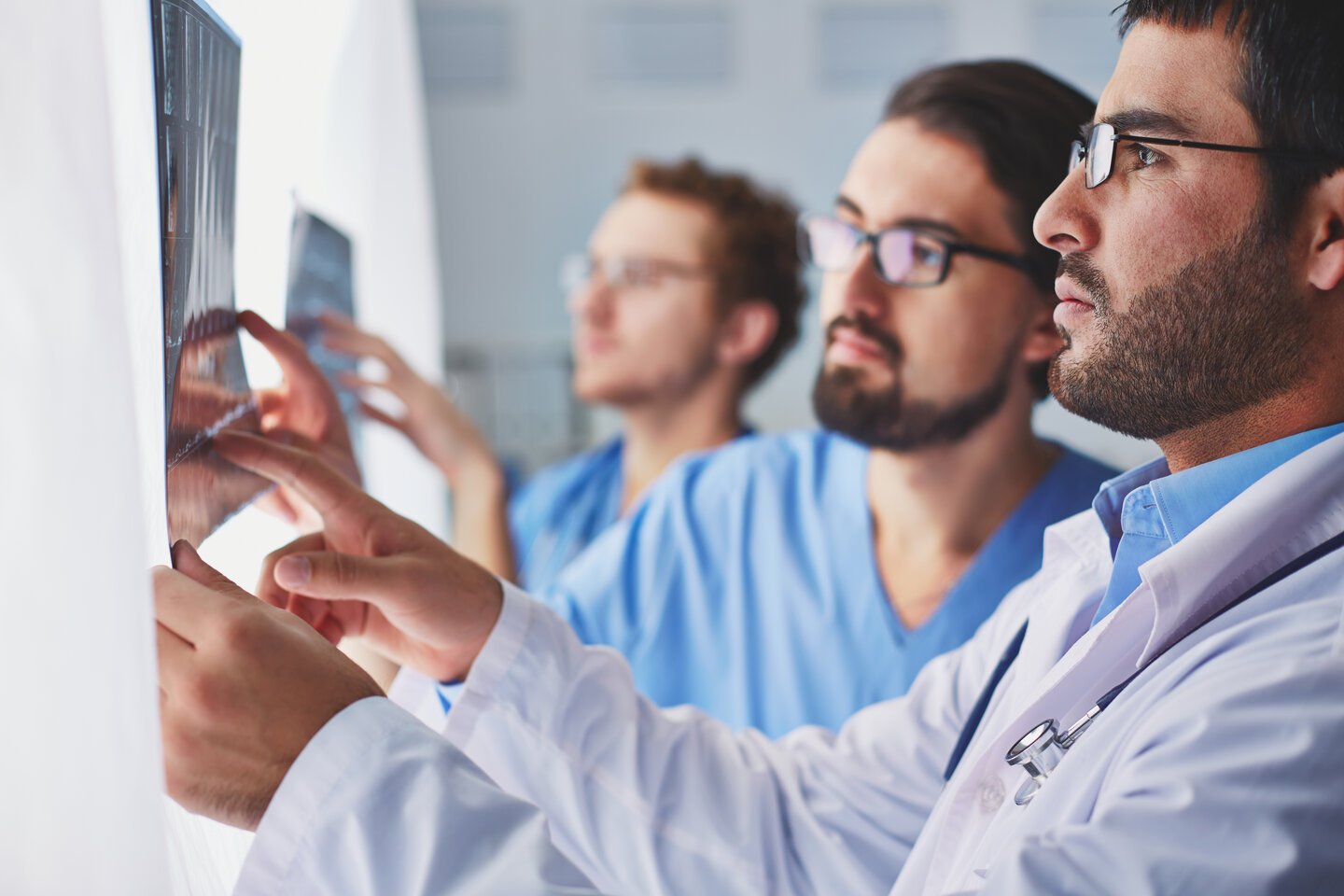 Showing x-ray pressfoto Portrait of young male doctors looking at x-ray